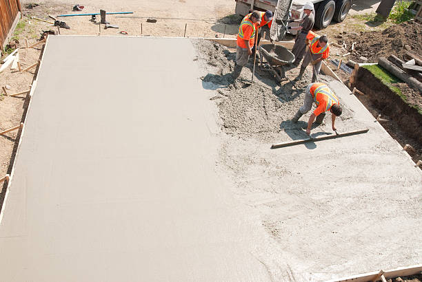 Best Concrete Sidewalk Installation  in Middletown, CT